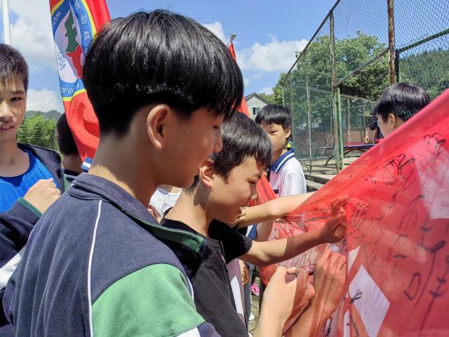 贵溪市文坊中学举行珍爱生命谨防溺水远离危险平安相伴横幅签名仪式