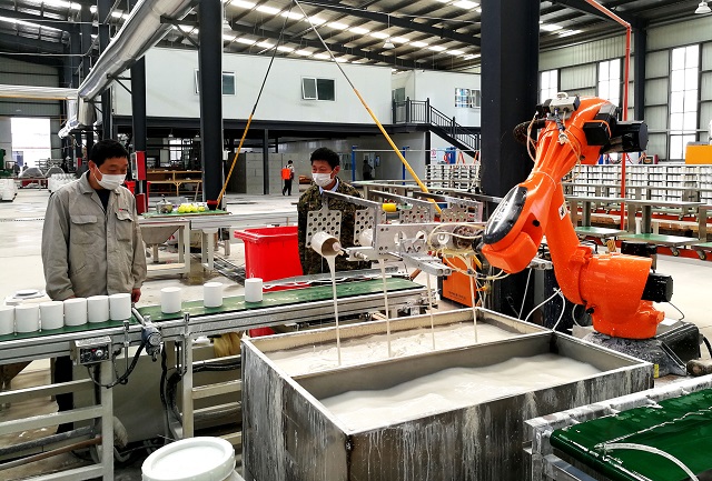 18x景德镇嘉加陶瓷有限公司生产车间机器人在浸釉(程万海 摄).jpg