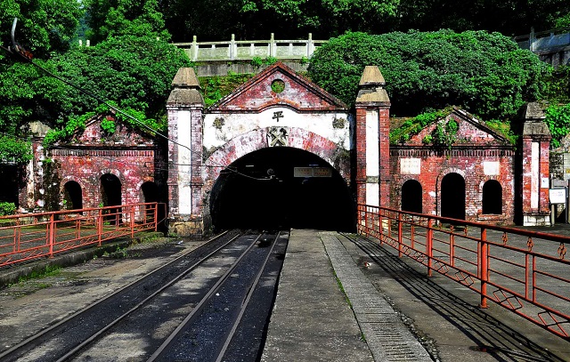 盛夏的太阳绽放出强烈的光线,记者迈着探索的步伐走上安源煤矿工业