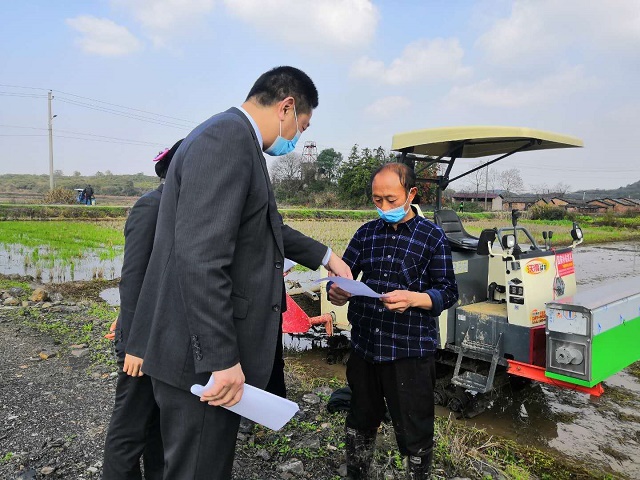 20h农行宜春丰城市支行工作人员在洛市镇下城村调查种粮大户贷款需求.