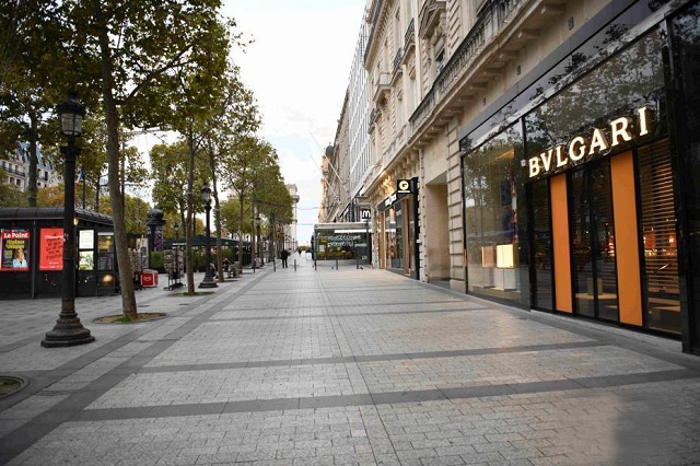 近日,巴黎香榭丽舍大街几乎没有行人,大多数店铺关闭