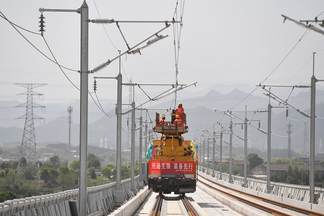 当日,由中国中铁电气化局参建的杭绍台铁路在浙江天台县开始架设第