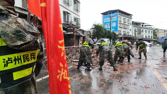 17n9月16日，救援人员在泸县福集镇大田社区抢修道路.JPG