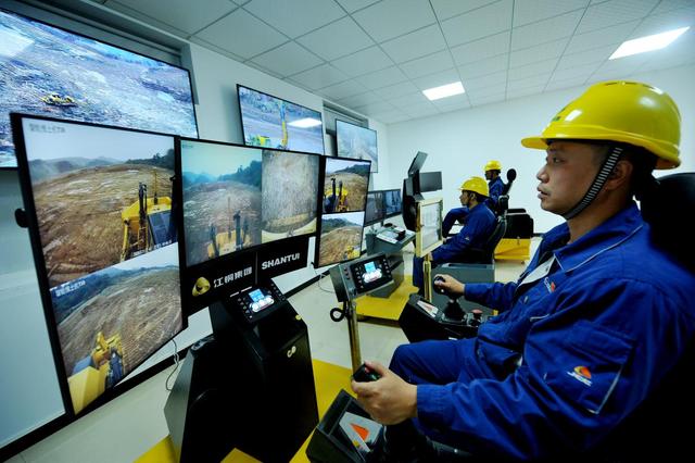 11n江铜集团城门山铜矿的工人正在远程采矿.jpeg
