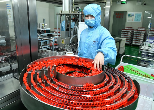 22r4月18日，河北省沧县一家医用包装材料企业的工人在生产车间工作。.jpg